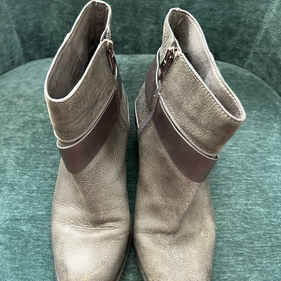 Vince Camuto 8 Moto Leather Ankle Booties Grey Buckles Romeo Boot shoes - Picture 7 of 14